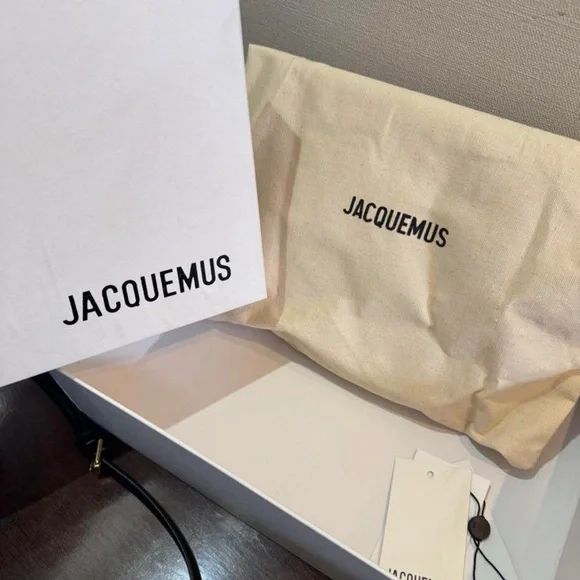 Jacquemus Black Mini Bag with Sleek Design - Picture 6 of 8